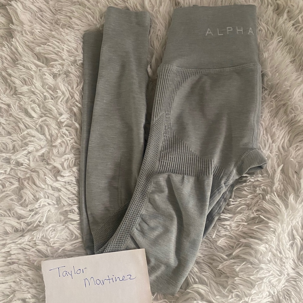 alphalete aero leggings in cloud grey (NWOT)
